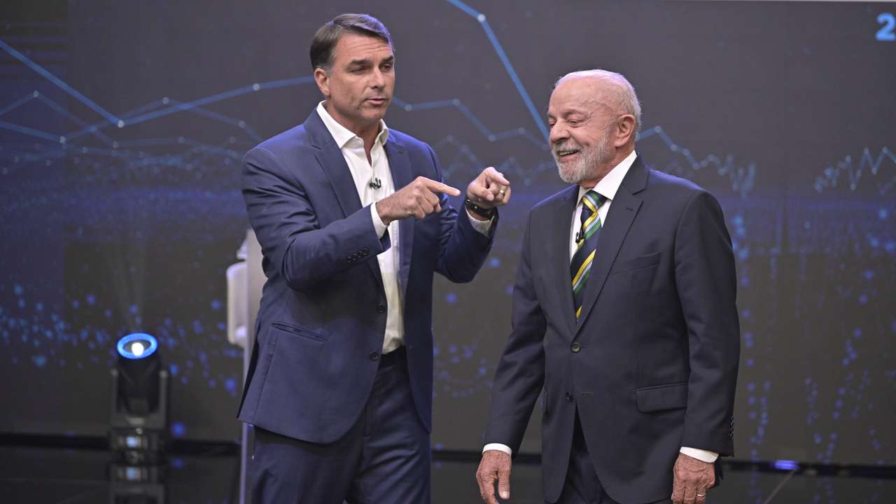 O debate entre Flávio Bolsonaro e Lula foi marcado por ataques, ironias e tensão no ambiente.