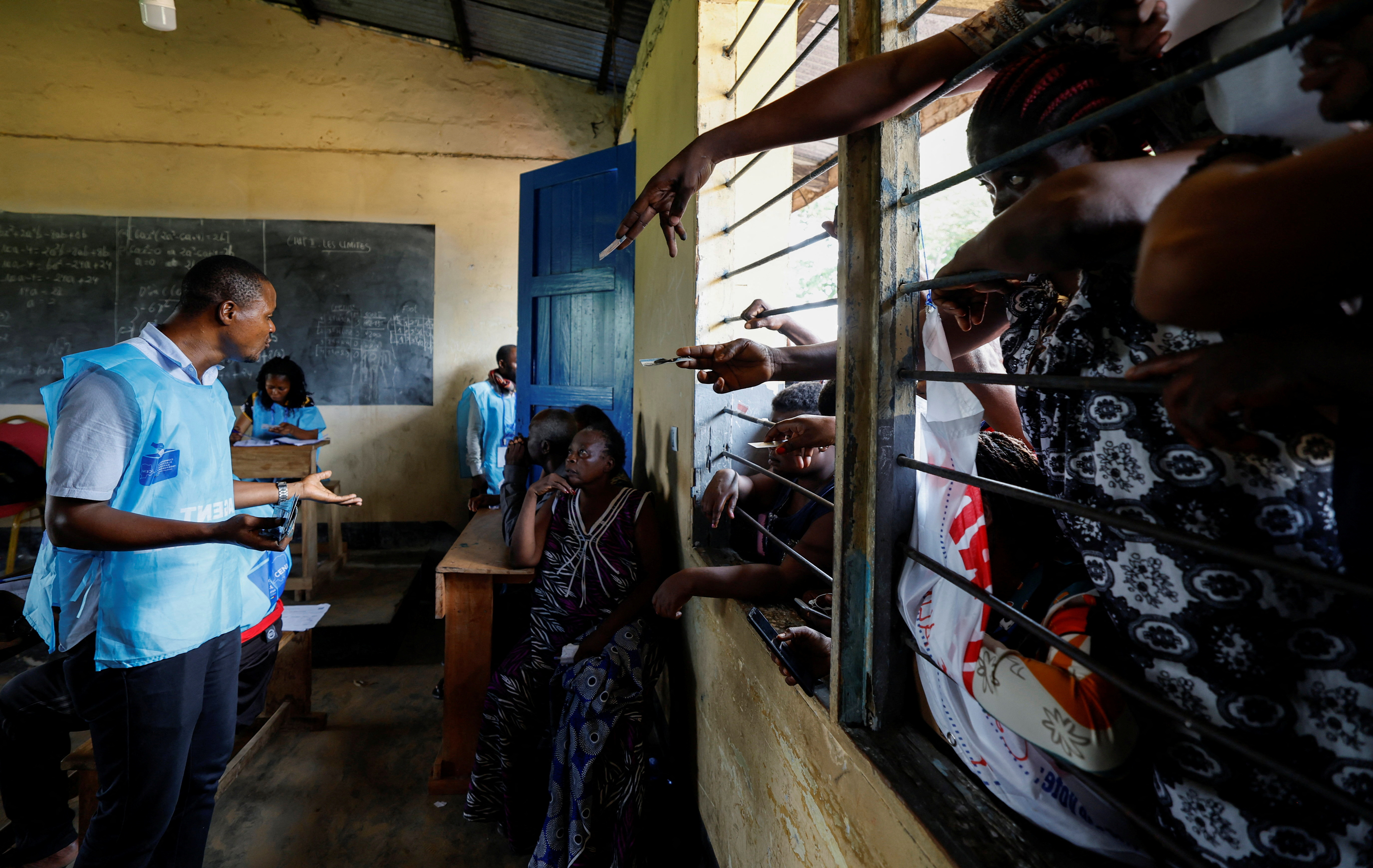 Congo votes in extended in Kinshasa