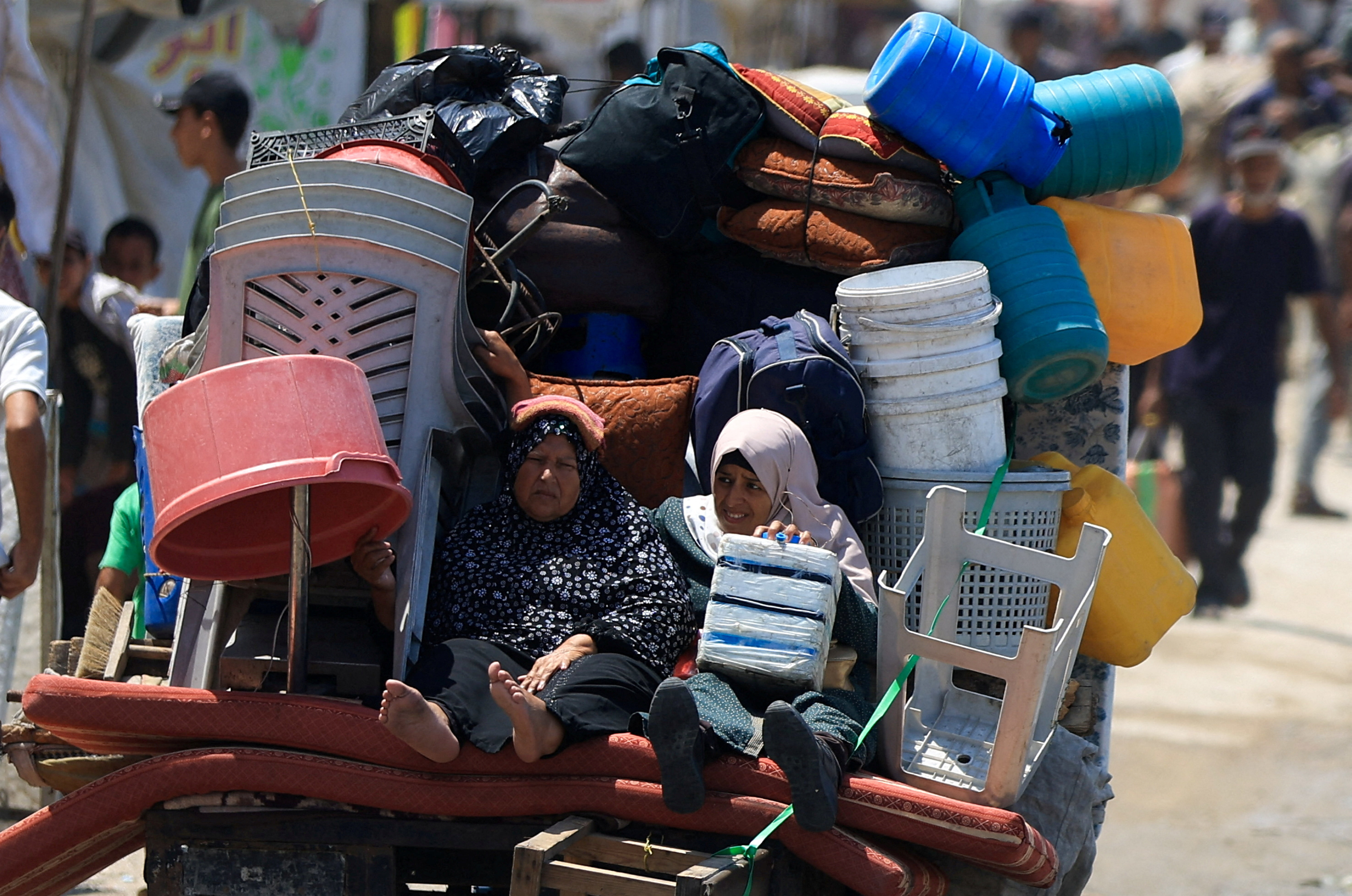Displaced Palestinians fleeing northern Gaza head south amid an Israeli military operation, in Gaza City