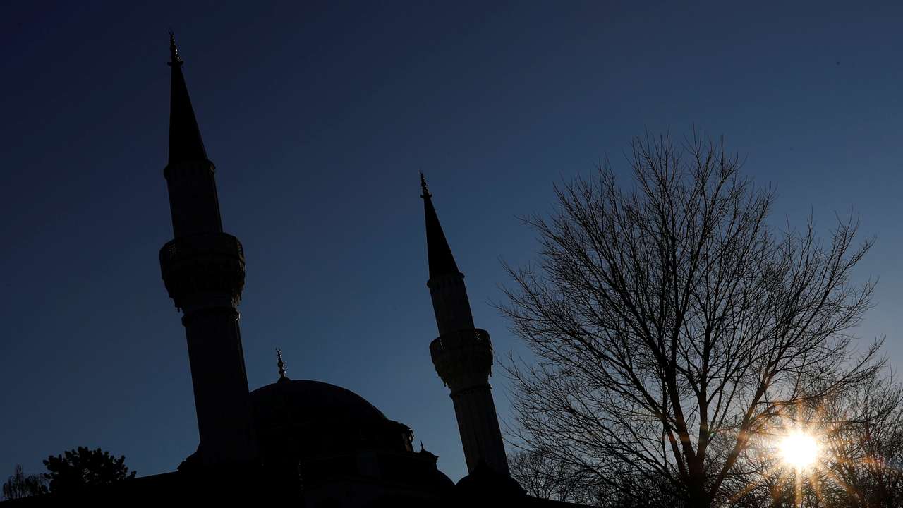 The sun is pictured beside the Sehitlik Mosque in Berlin