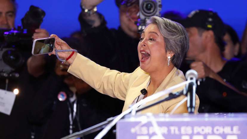 Presidential candidate Jeannette Jara closes campaign in Valparaiso