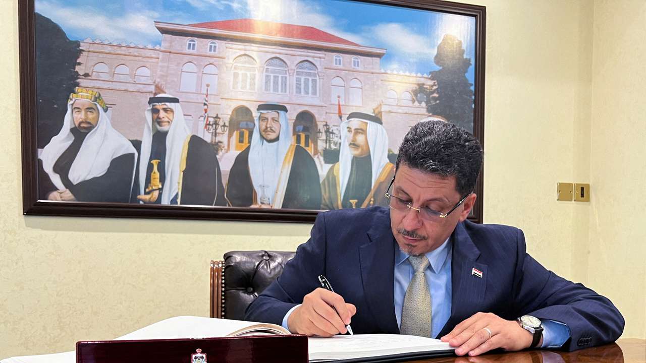 Yemeni Foreign Minister Ahmed Awad Bin Mubarak writes in a visitors' book at the the Jordanian Foreign Ministry in Amman