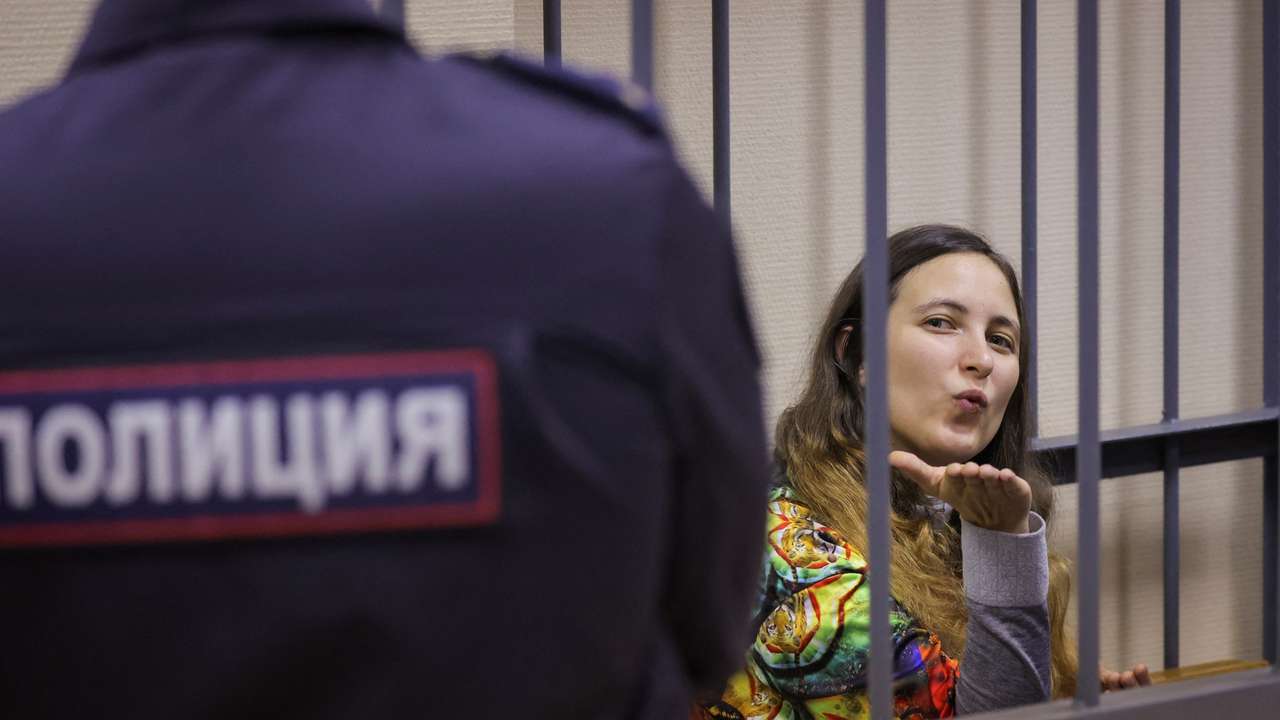 Artist Skochilenko charged with discrediting Russian army appears in court