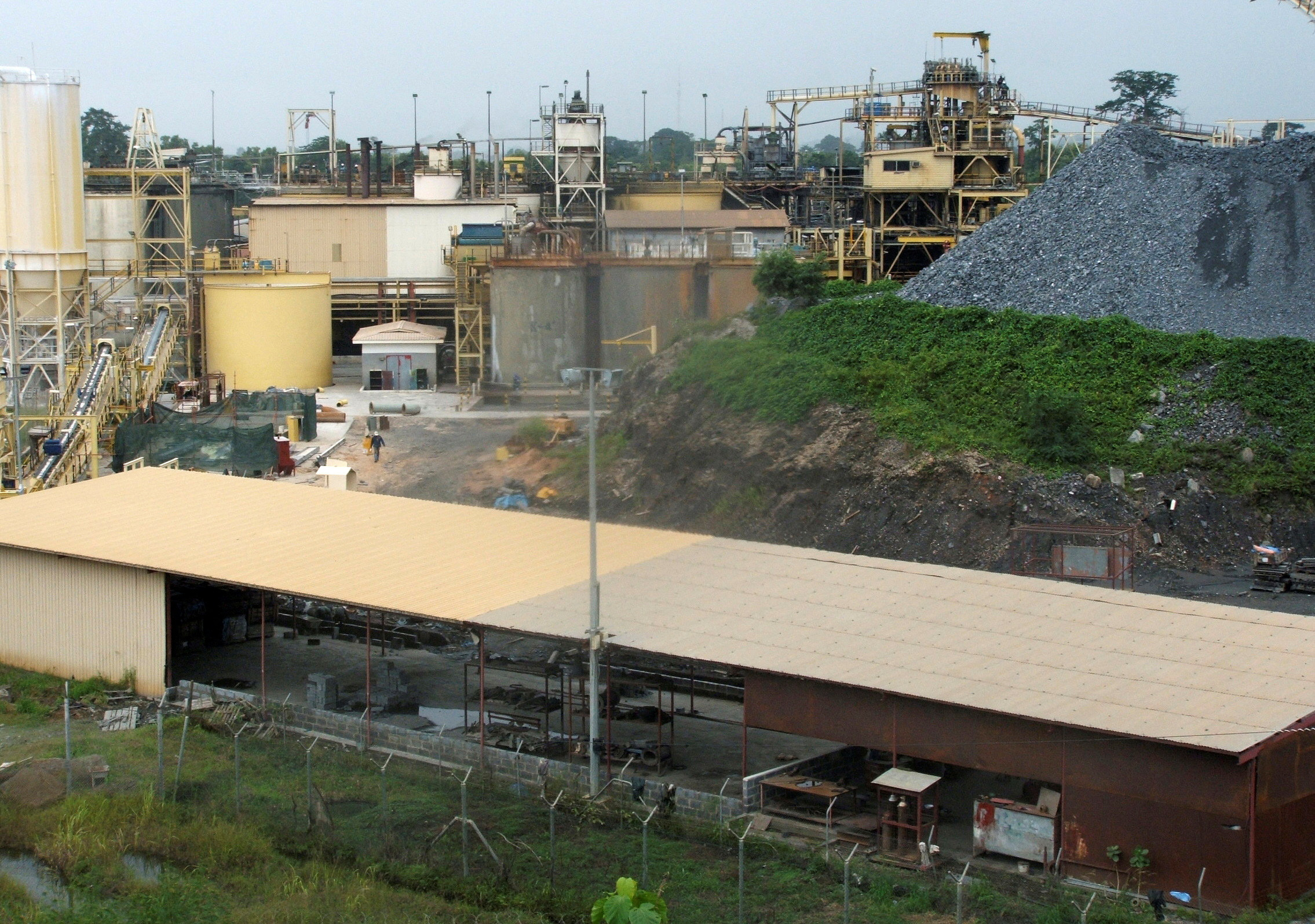 FILE PHOTO: AngloGold Ashanti's main sulphide treatment plant is seen in Obuasi June 24, 2008.