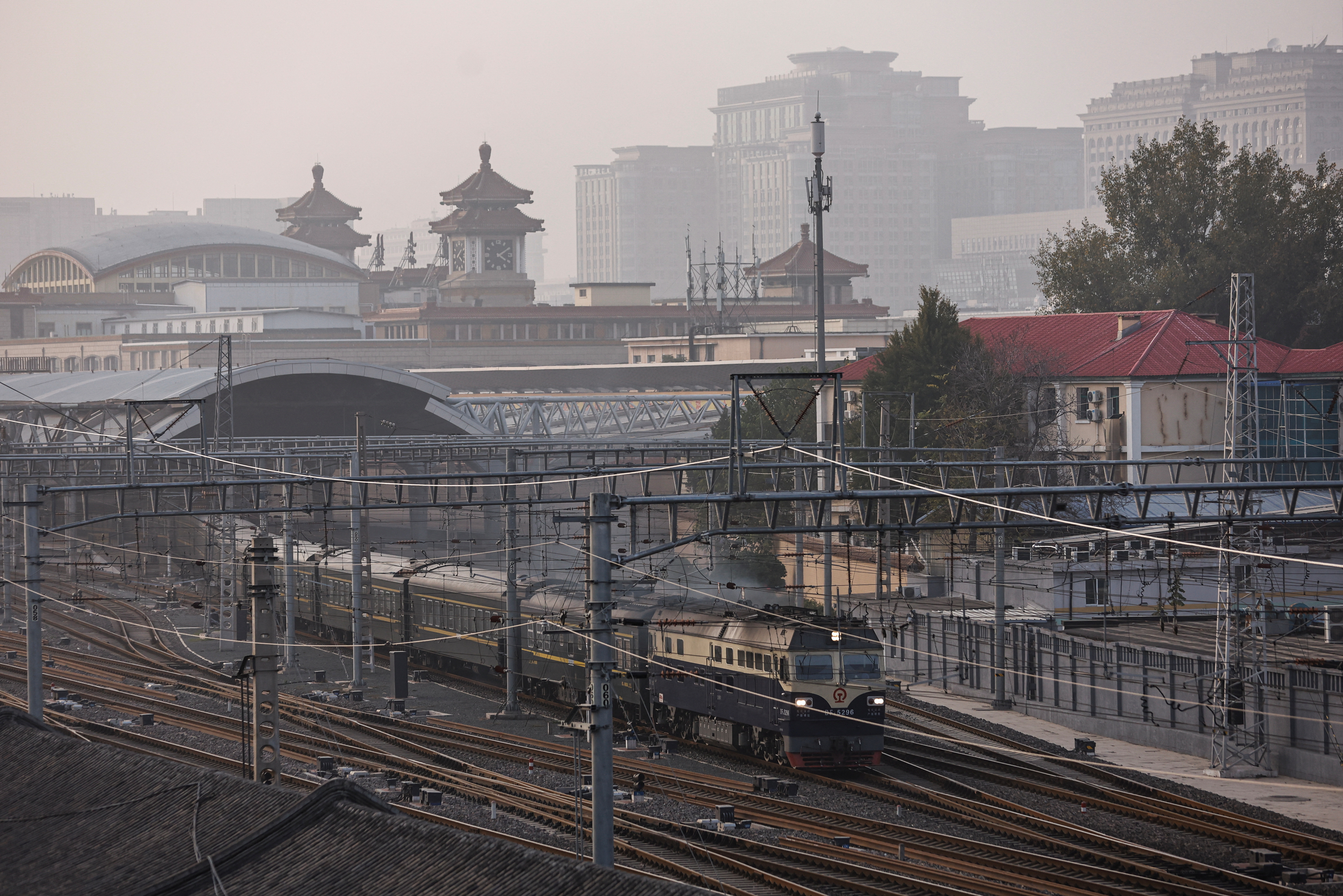 Beijing issues orange alert for heavy air pollution
