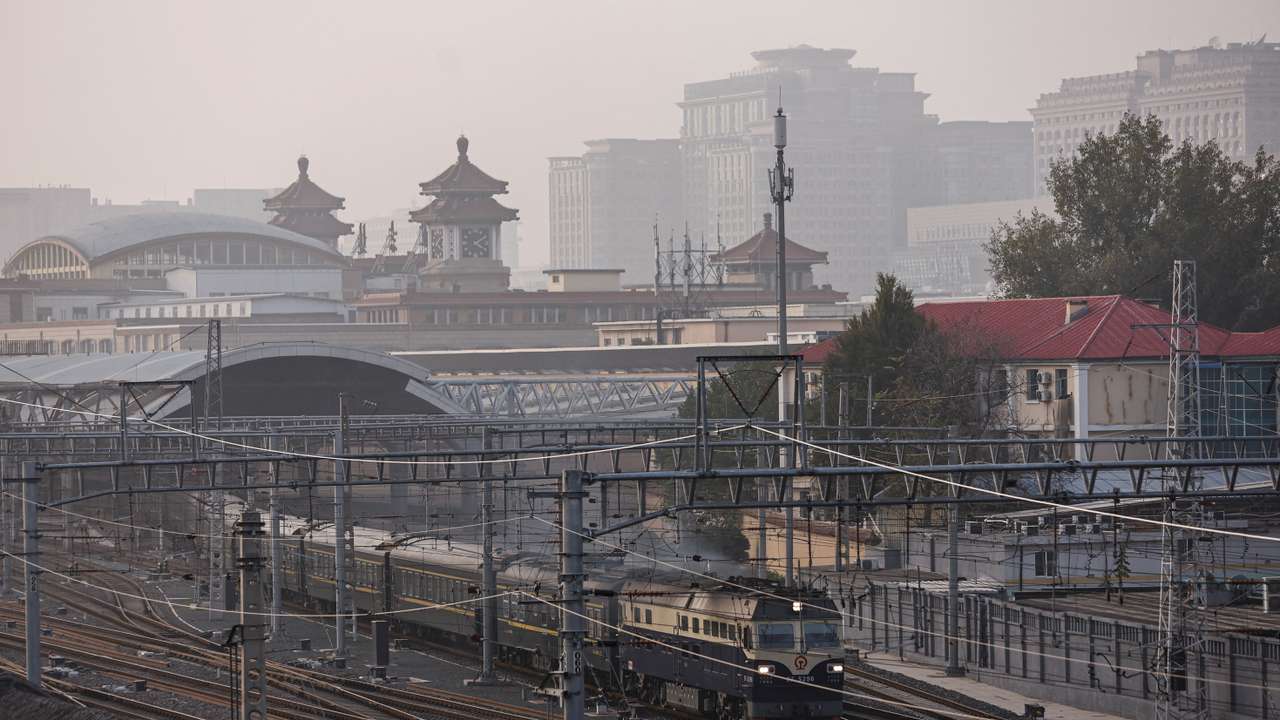 Beijing issues orange alert for heavy air pollution