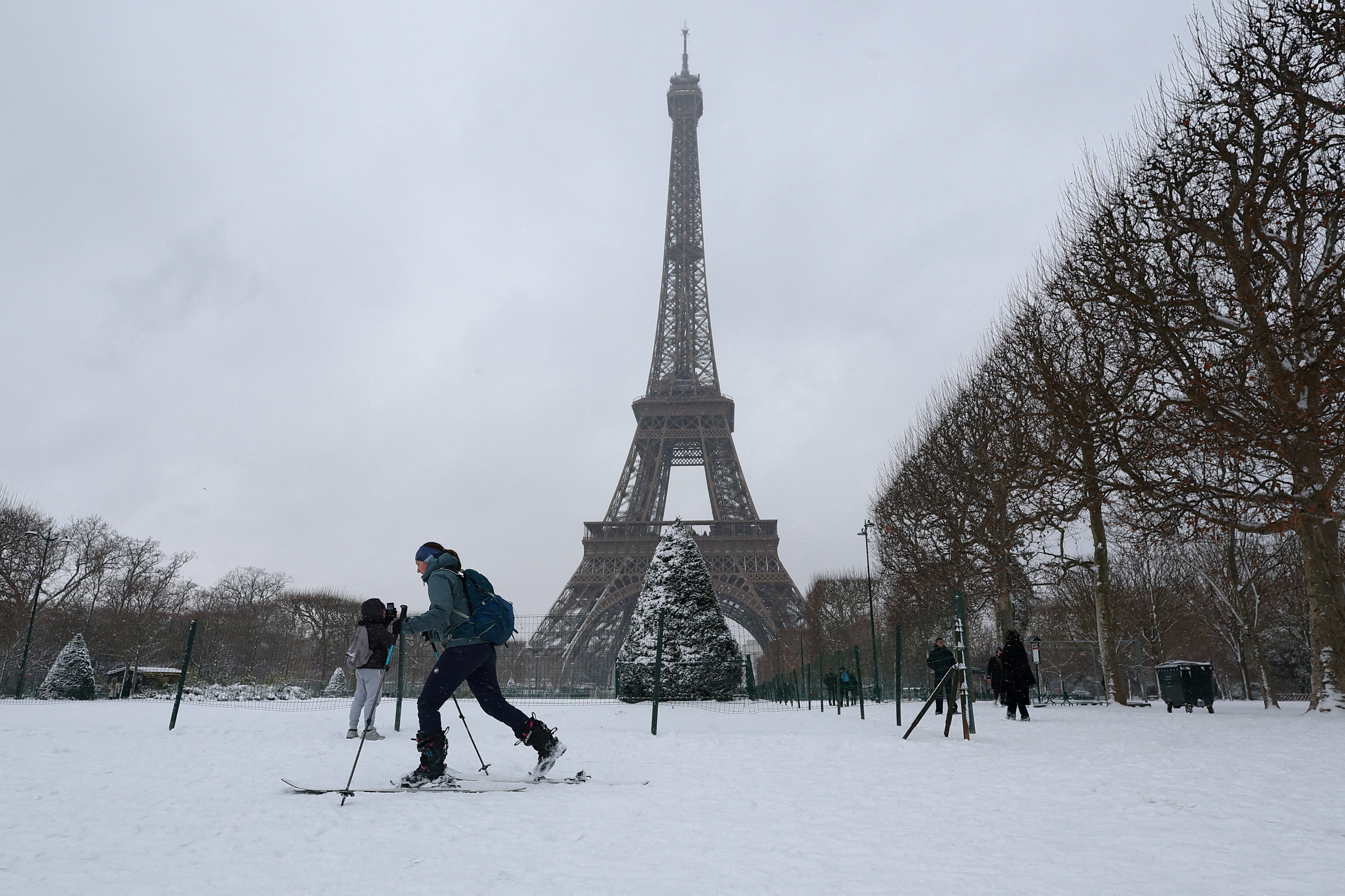 Snow and freezing temperatures in Paris