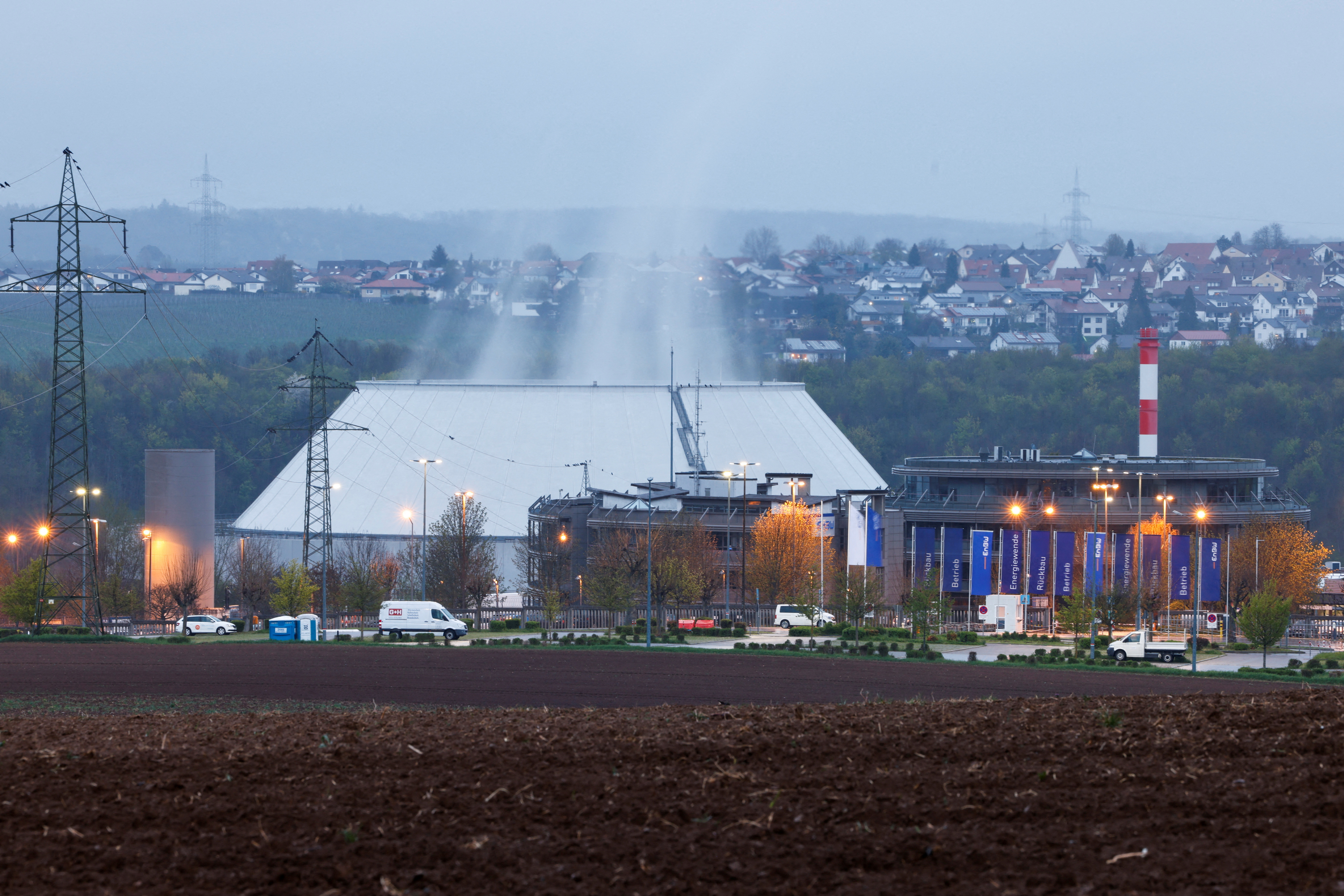 Germany shuts down its last three reactors, ending the nuclear era in Neckarwestheim