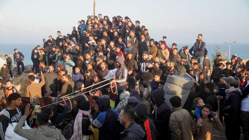 Displaced Palestinians make their way back to their homes in northern Gaza