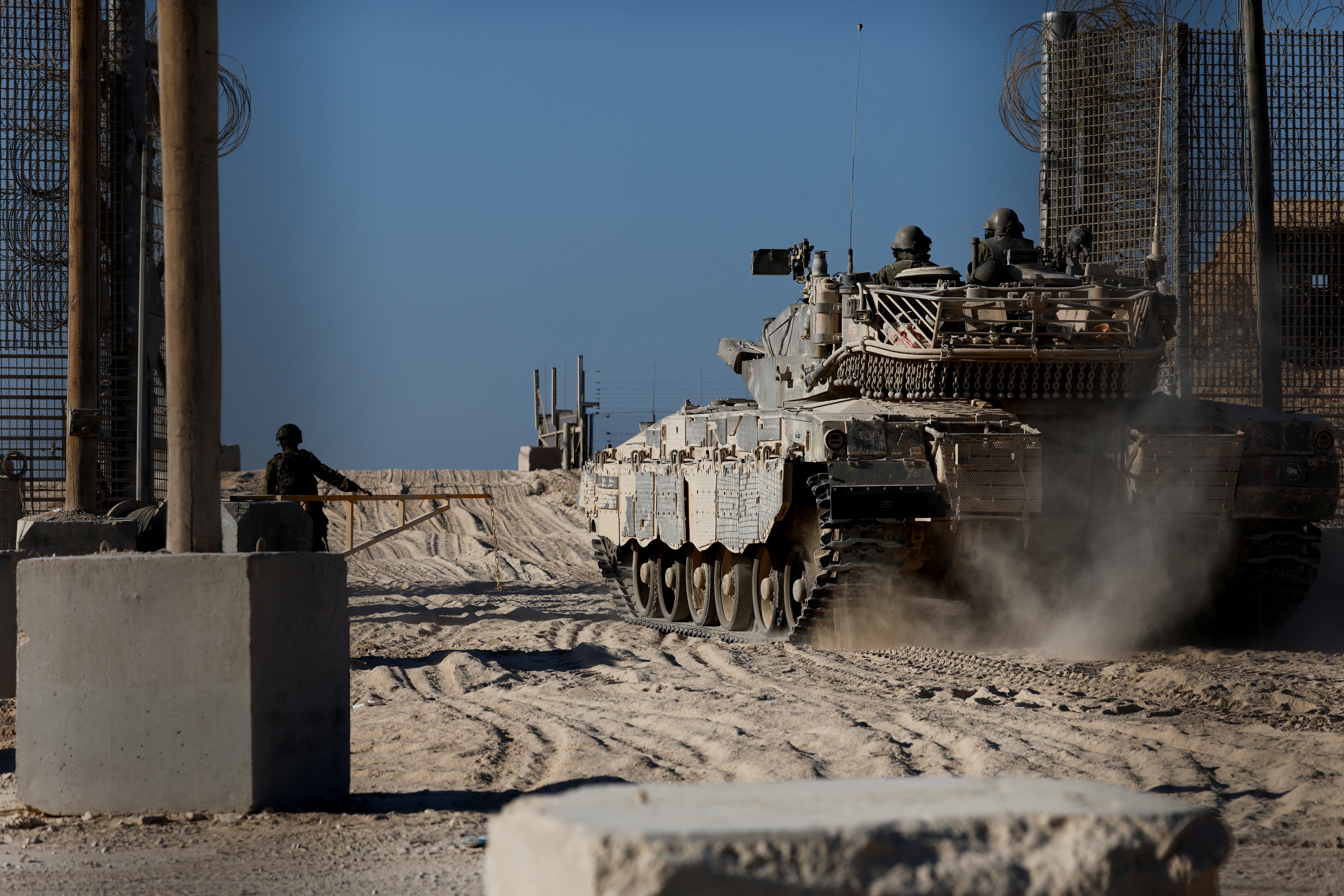 Israeli tank enters into the Gaza Strip at the Kerem Shalom crossing