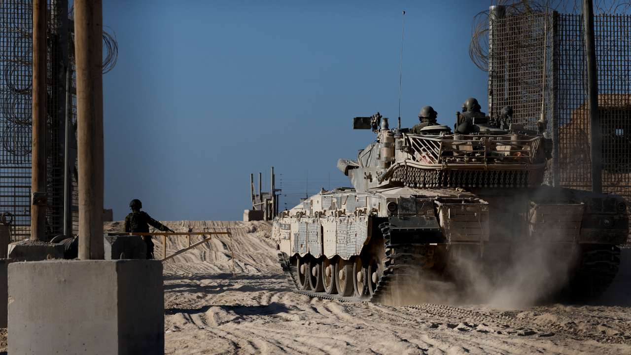 Israeli tank enters into the Gaza Strip at the Kerem Shalom crossing