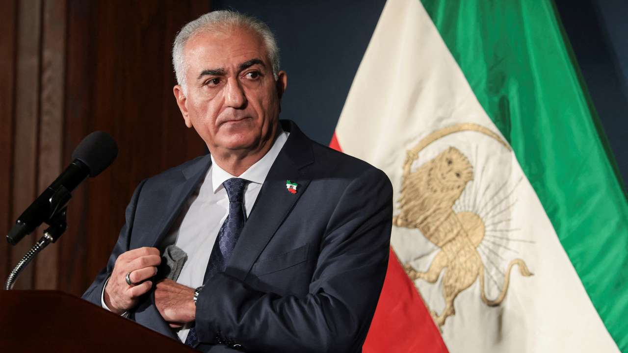 Reza Pahlavi address a press conference in Washington