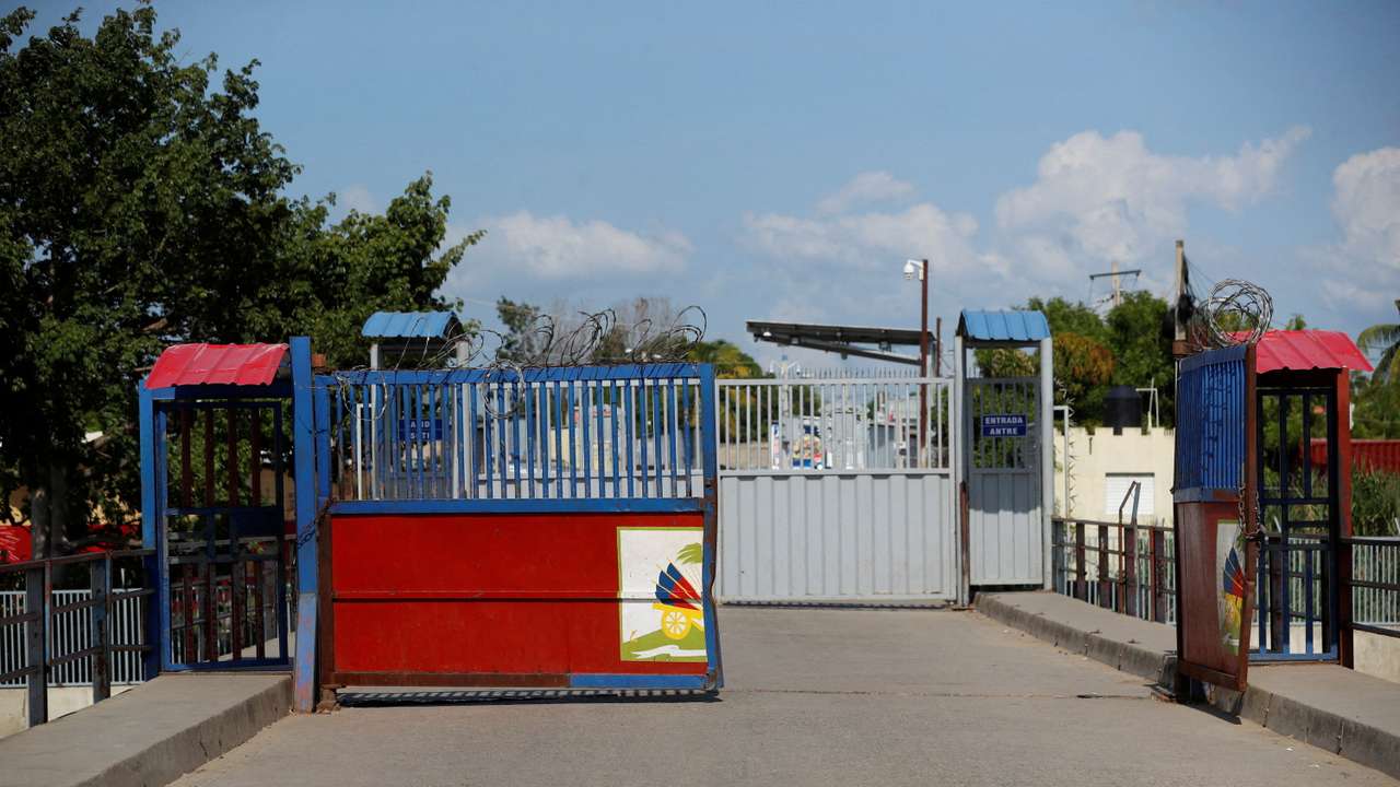 FILE PHOTO: Hundreds leave Dominican Republic ahead of Haiti border shutdown