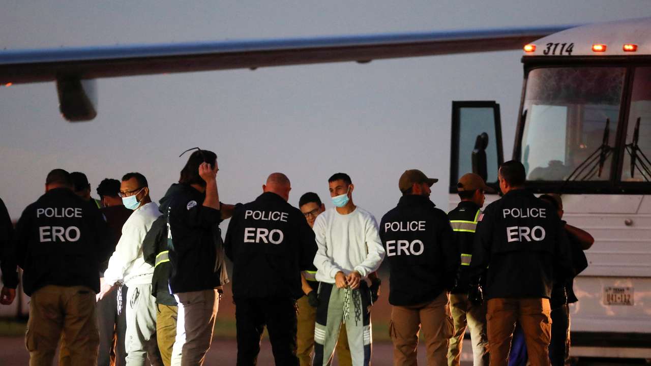 U.S. immigration authorities deport migrants from Texas to Venezuela