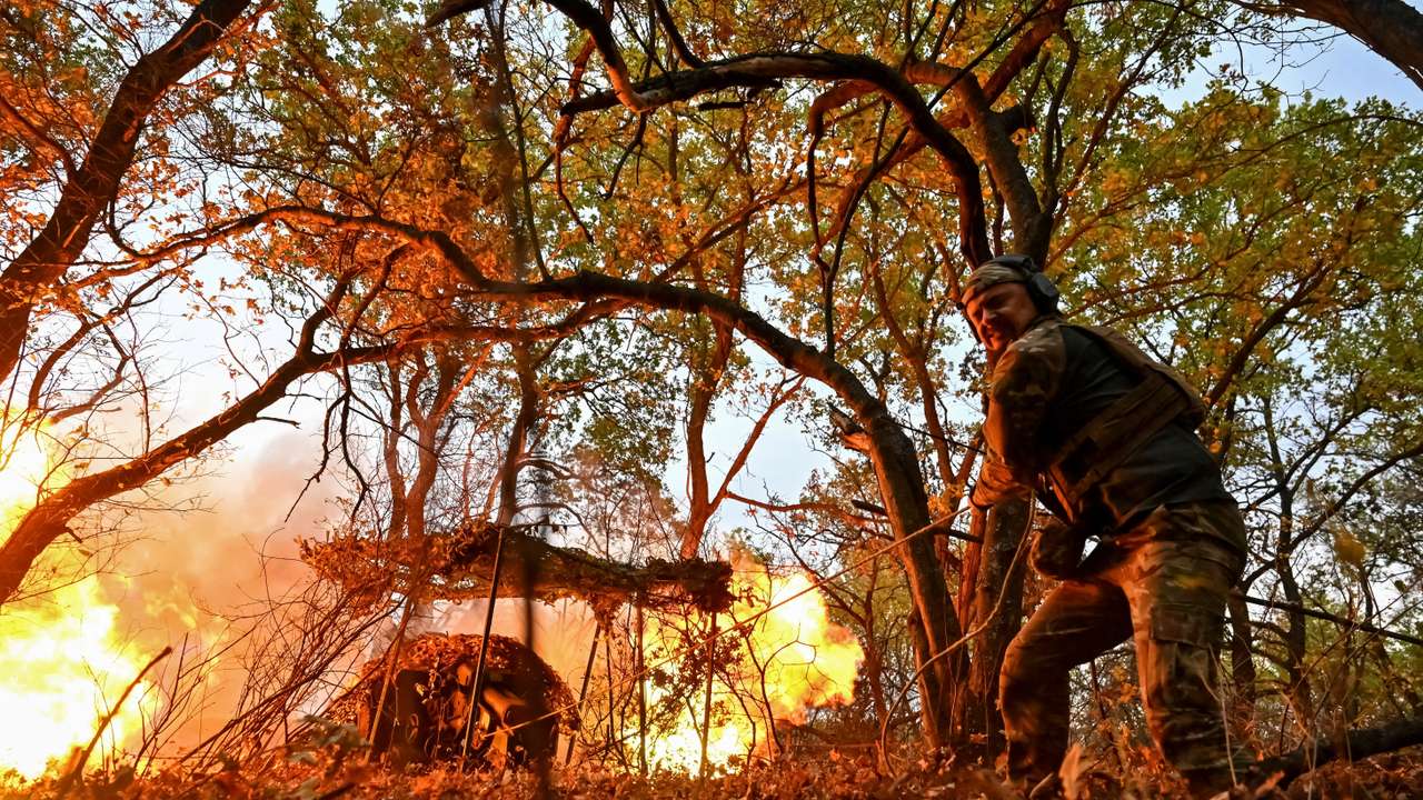 Ukrainian service members from the special police unit fire a howitzer D30 towards Russian troops near the frontline city of Toretsk