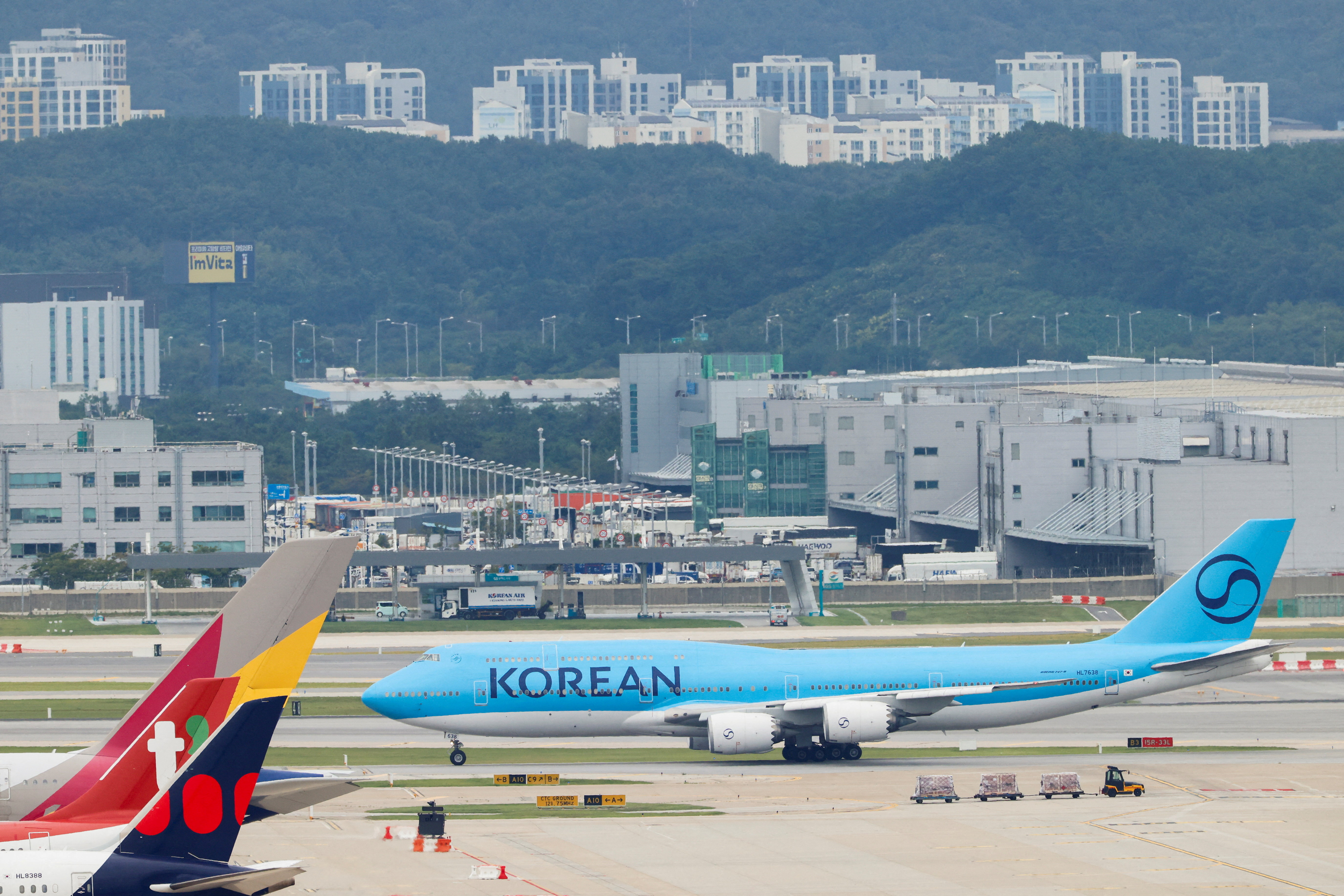 South Korean workers who were detained in an immigration raid in Georgia, arrive in Incheon