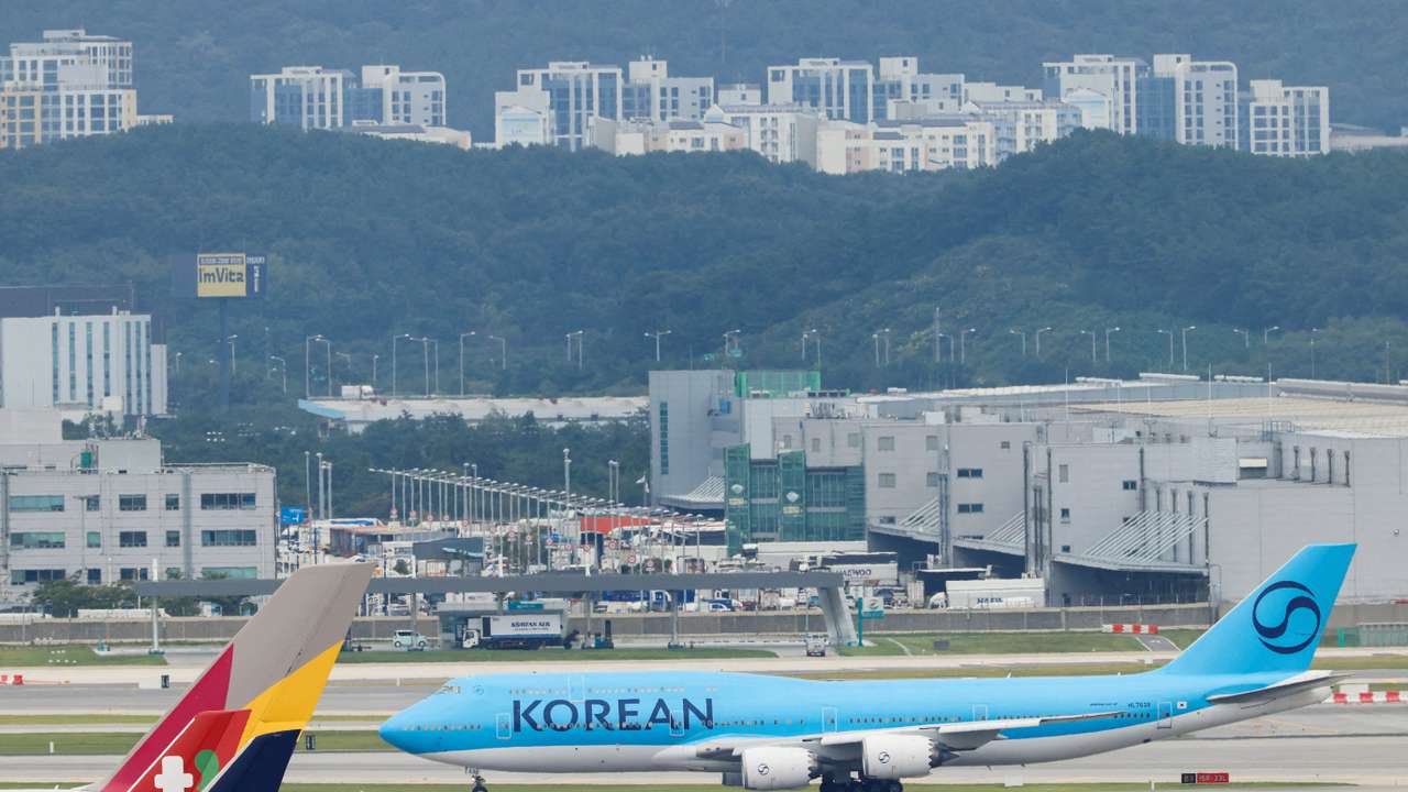 South Korean workers who were detained in an immigration raid in Georgia, arrive in Incheon