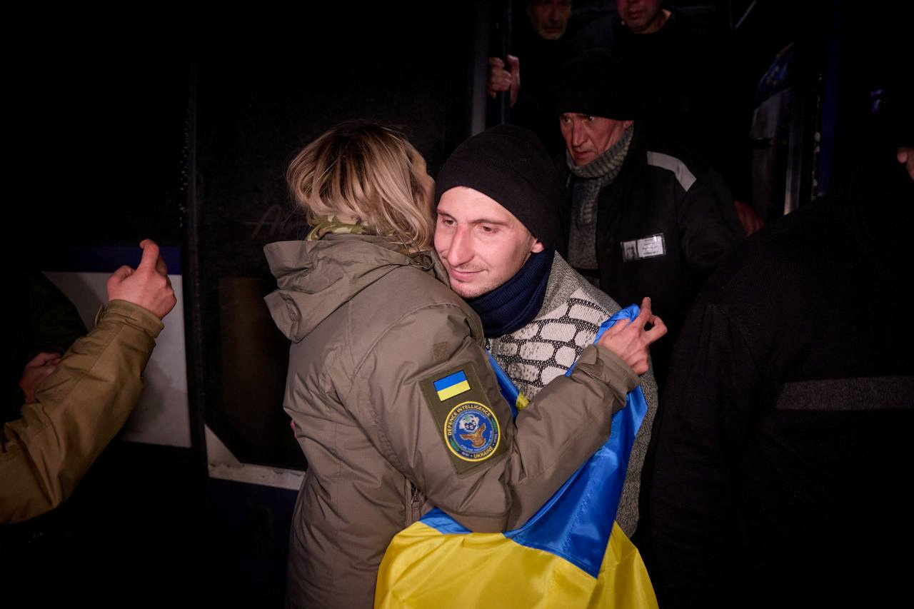 Ukrainian POWs leave a bus after a swap at an unknown location in Ukraine