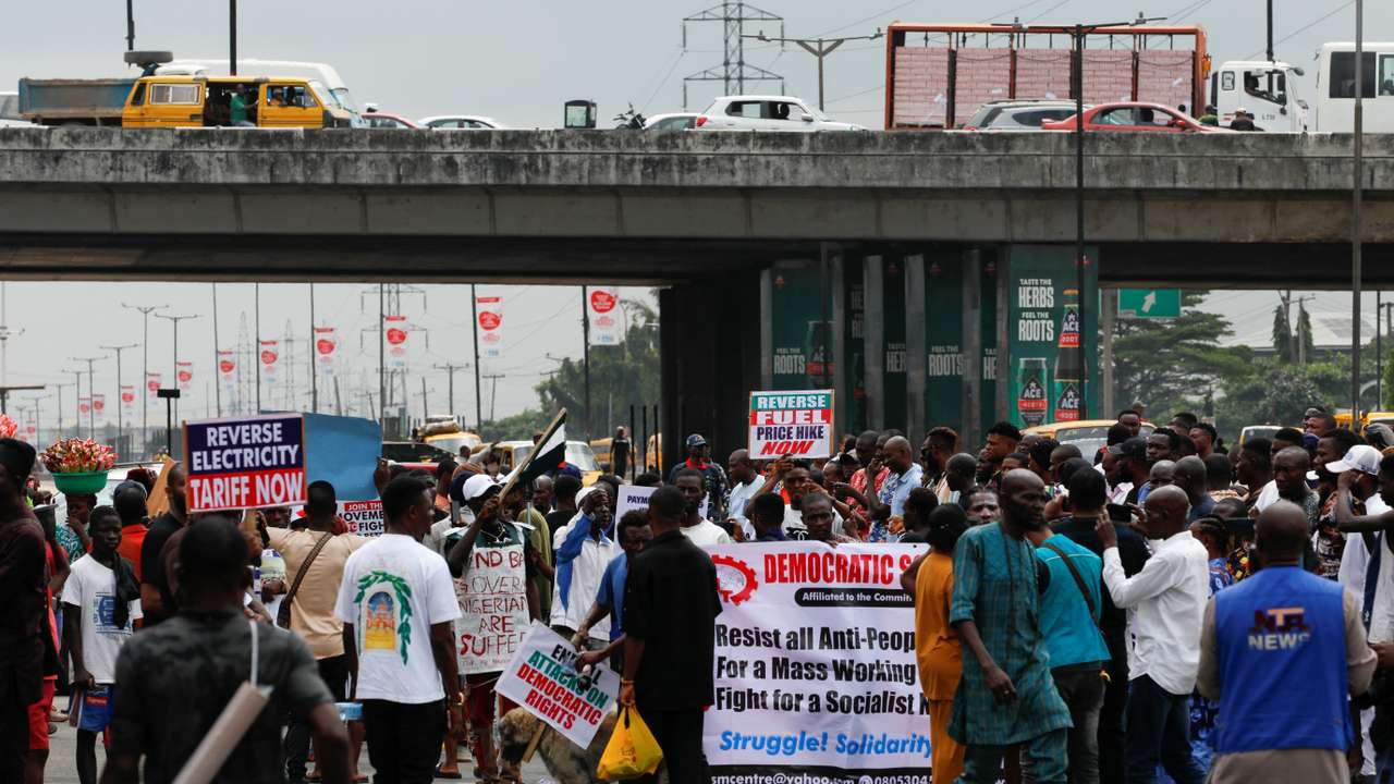 Nigerians continue to protest against economic hardship