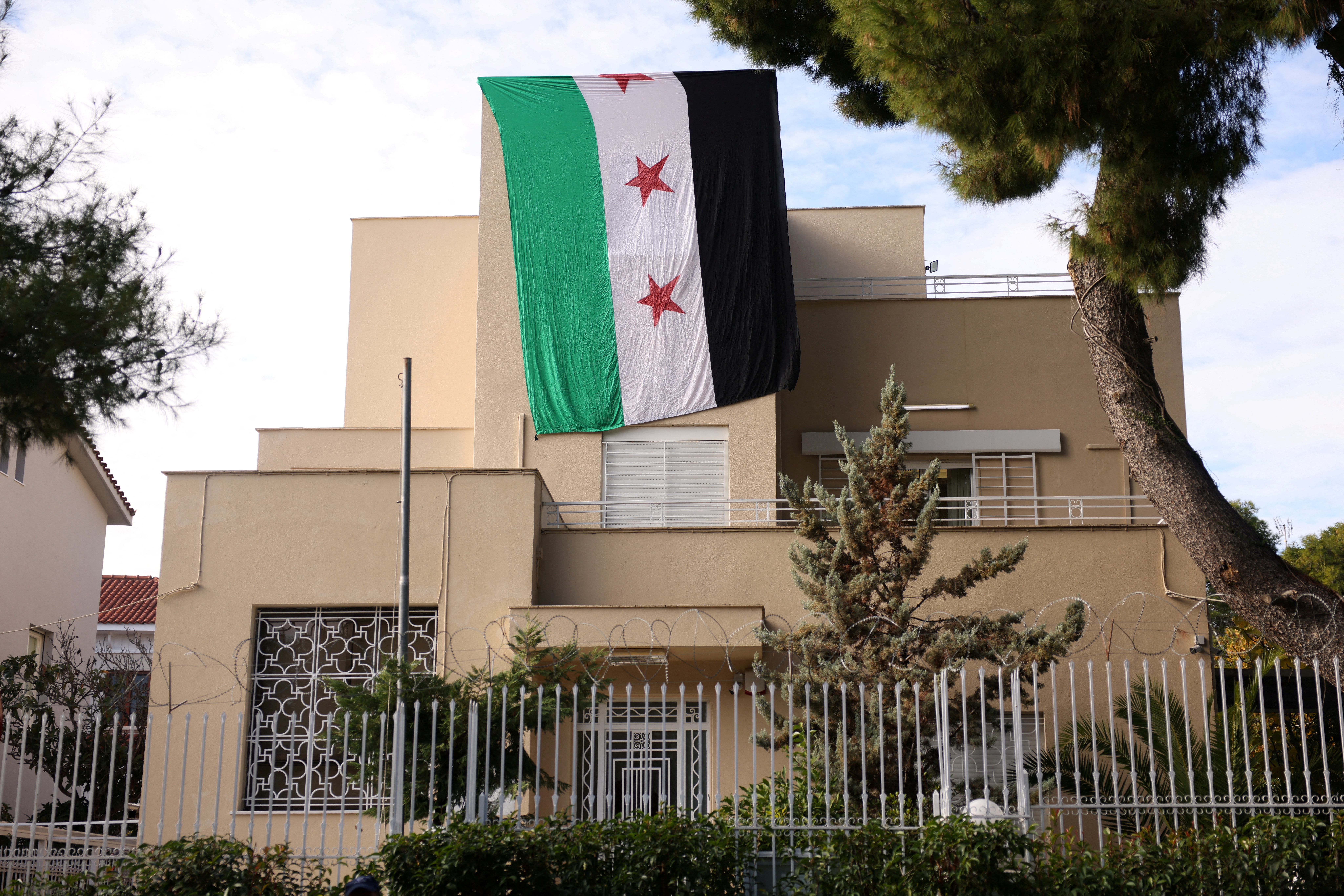 Syrians occupy the Syrian embassy in Greece