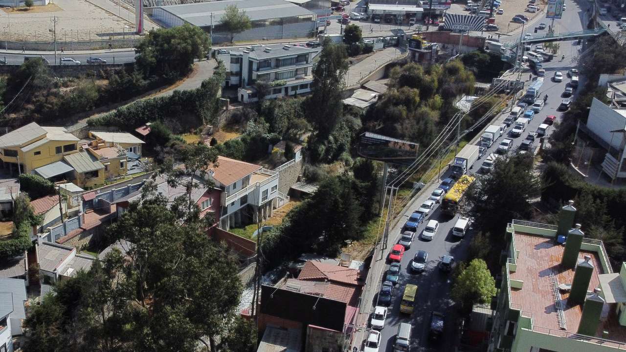 Bolivians strike and block roads over fuel shortages, in Laz Paz