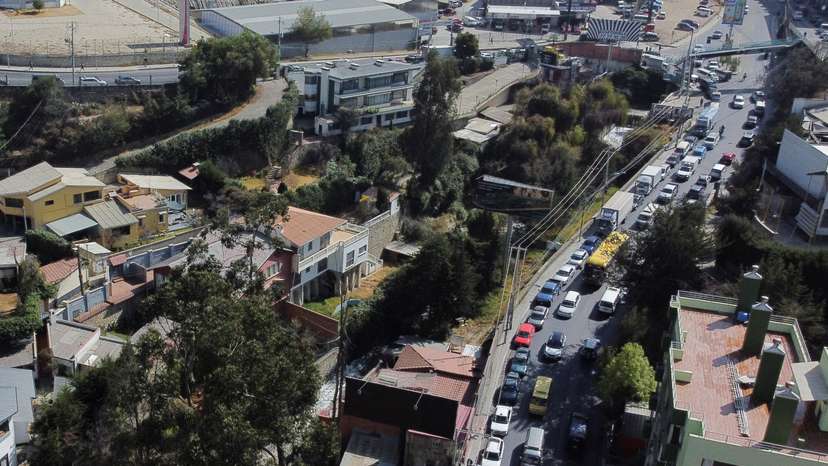Bolivians strike and block roads over fuel shortages, in Laz Paz