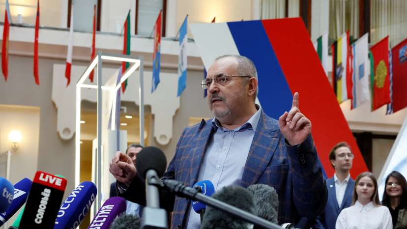 Boris Nadezhdin, who plans to run for Russian president in 2024, visits election commission office in Moscow