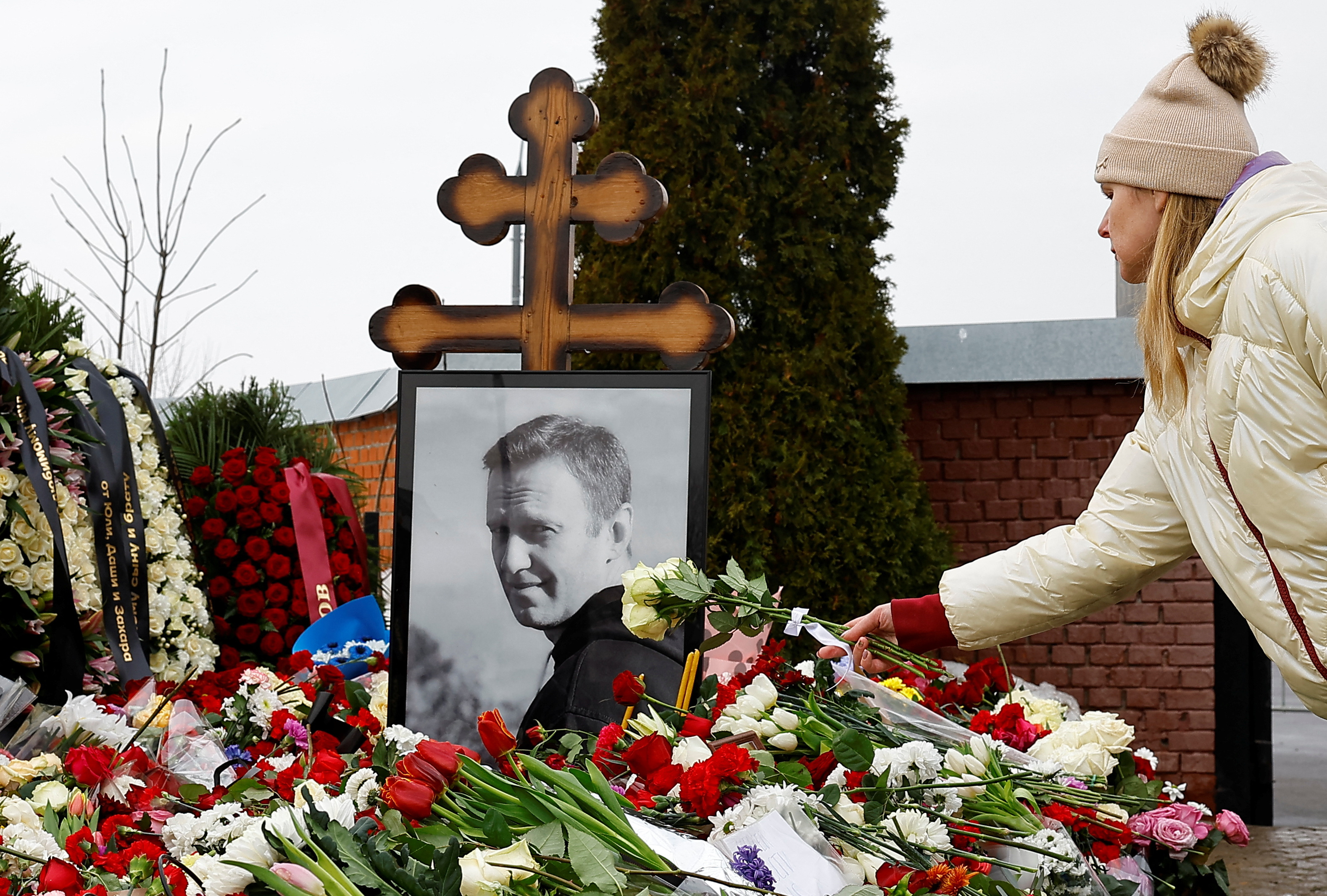 Mourners come to grave of Russian opposition leader Alexei Navalny