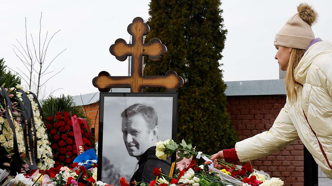 Mourners come to grave of Russian opposition leader Alexei Navalny