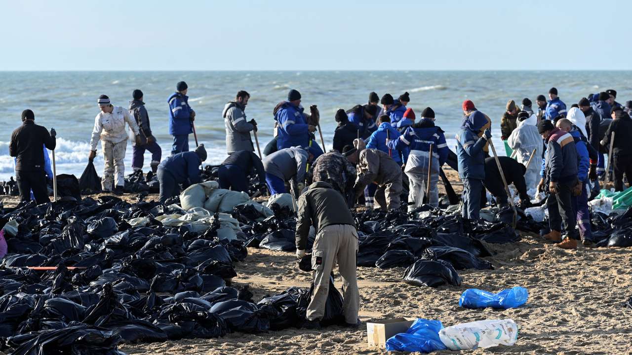 Volunteers battle to clear spilled oil on Russia's Black Sea coast