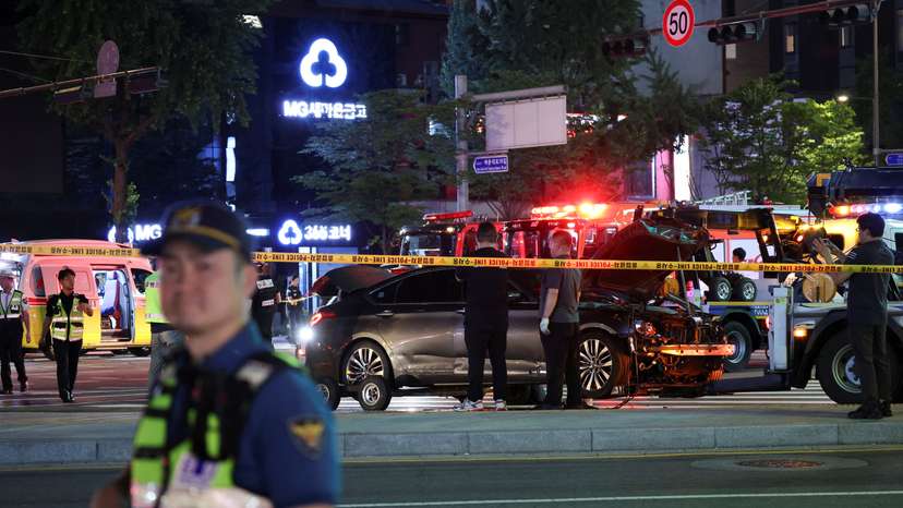 Scene of car accident that resulted in several people killed and injured in central Seoul