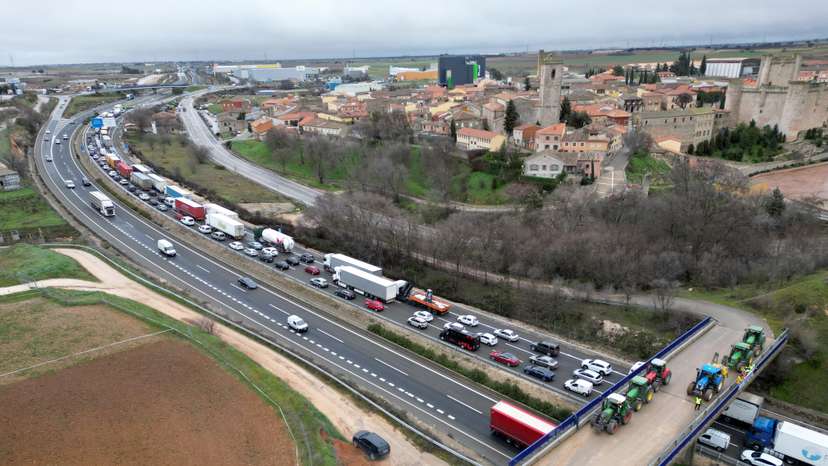 Farmers slow down traffic with their tractors in Torija