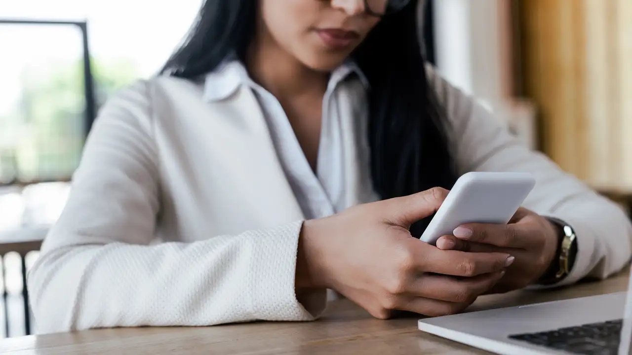 Mulher utiliza a internet no celular