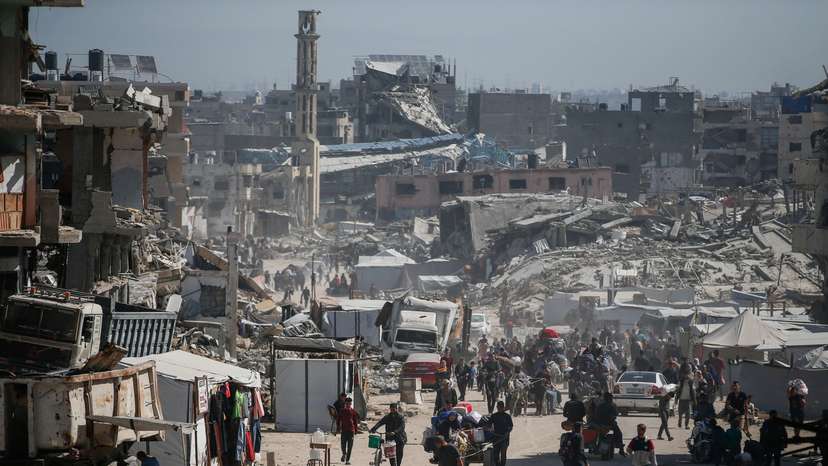 Palestinians make their way with belongings as they fled their homes