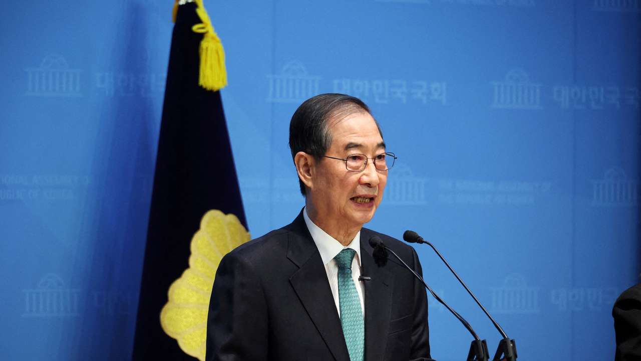 FILE PHOTO: Former South Korean Prime Minister Han Duck-soo announces bid for presidency