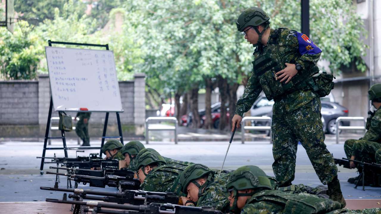 Reservists receive training during the annual Han Kuang military exercises in Taoyuan