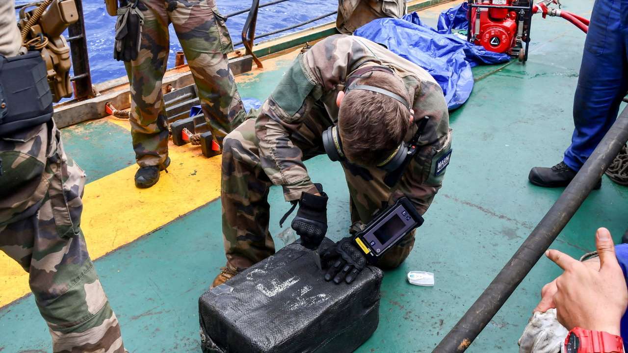 Interception in French Polynesia by the French Navy of a vessel suspected of transporting drugs