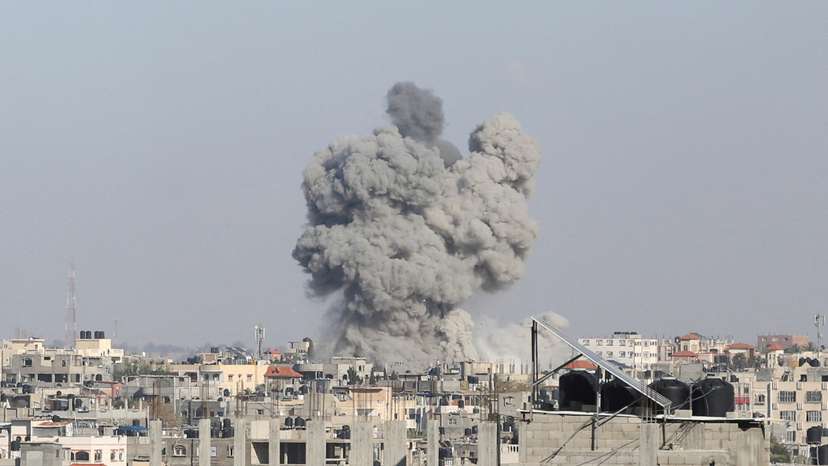 FILE PHOTO: Smoke rises following Israeli strikes, amid the ongoing conflict between Israel and the Palestinian Islamist group Hamas, in Rafah