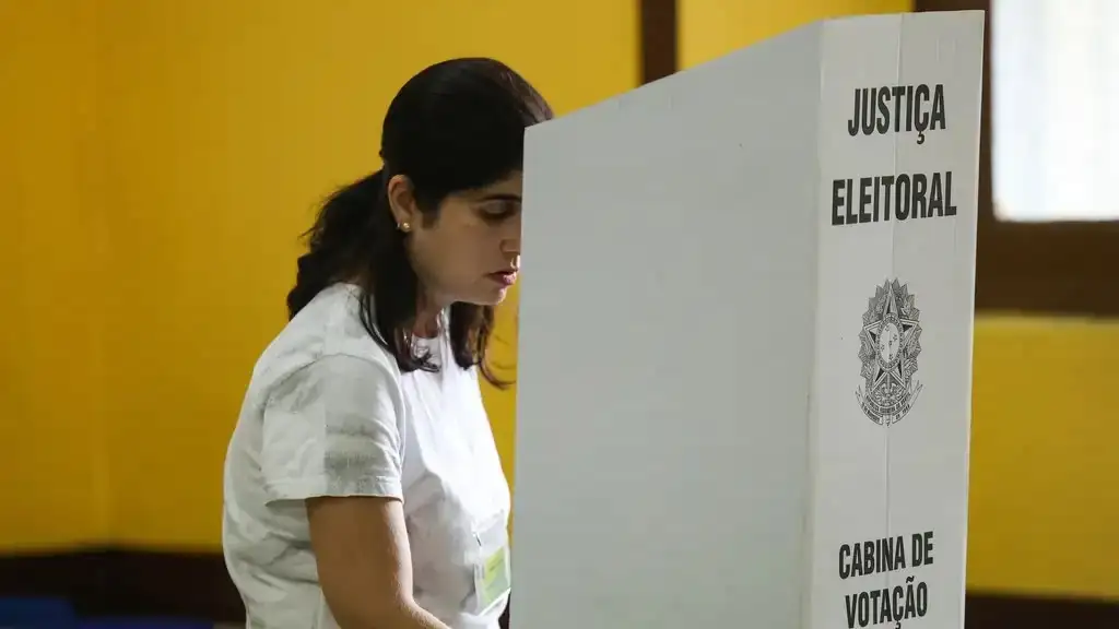 Mulher votando na eleição de 2022 no Brasil