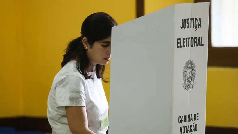 Mulher votando na eleição de 2022 no Brasil