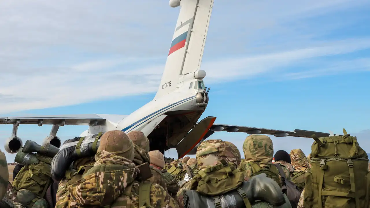 Volunteers, who joined the Russian armed forces and took military training in Chechnya, board a plane before departing for positions of the Akhmat battalion involved in Russia's military campaign in Ukraine, at an airport in Grozny, Russia, January 17, 2024. REUTERS/Chingis Kondarov/File Photo