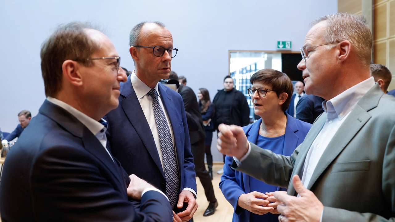 Meeting for talks on forming a coalition government at the SPD headquarters in the Willy-Brandt-Haus in Berlin