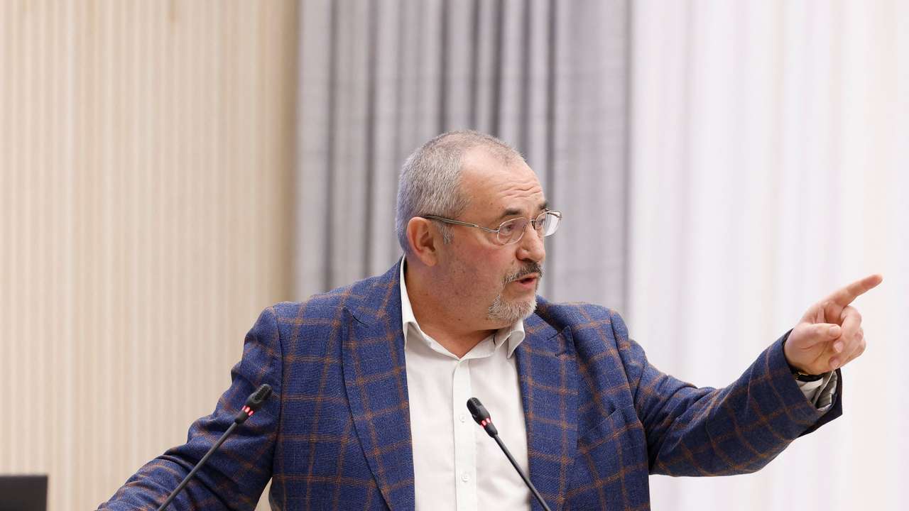 Boris Nadezhdin, who plans to run for Russian president in 2024, visits election commission office in Moscow