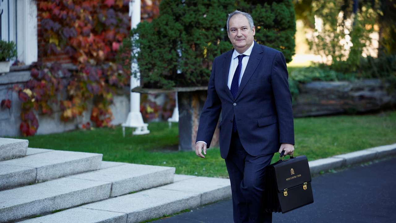 Spain's PM Sanchez chairs first new cabinet meeting