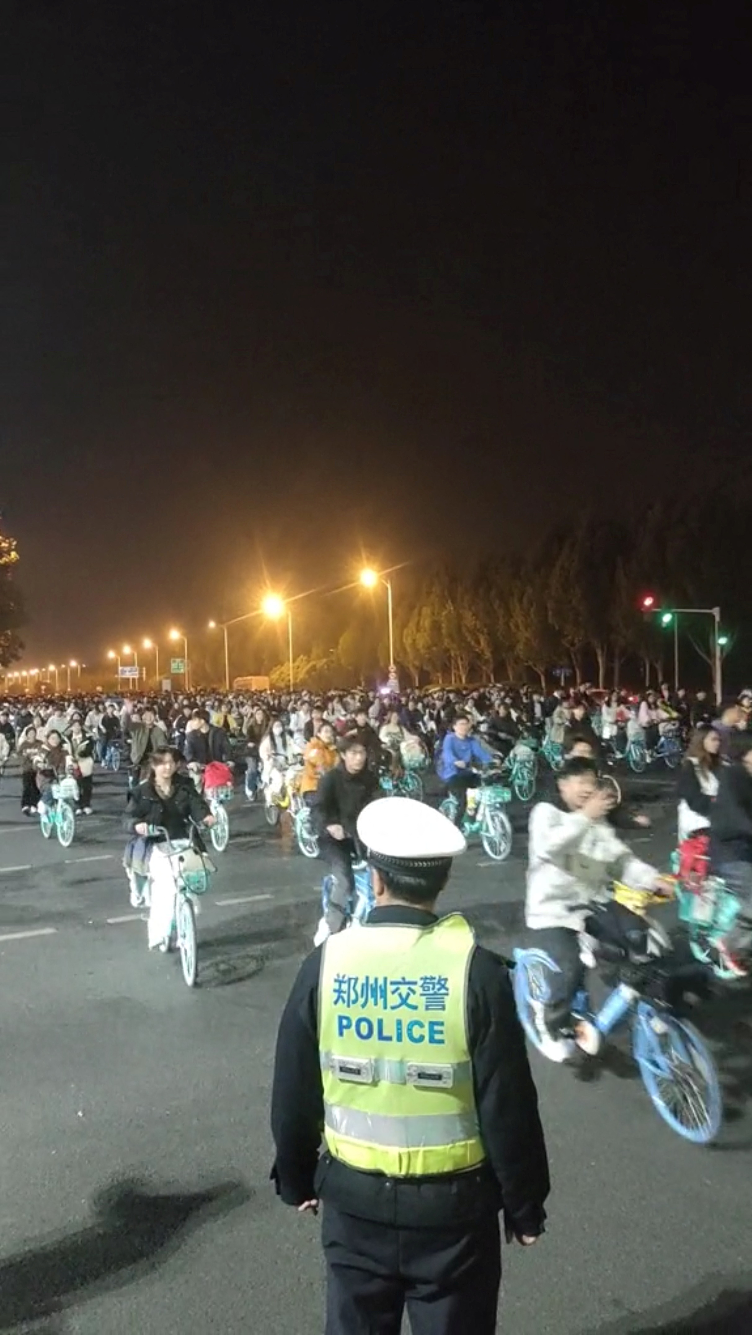 Thousands of students participate in a bike ride to Kaifeng, in search of soup dumplings, causing a highway to be clogged in Zhengzhou
