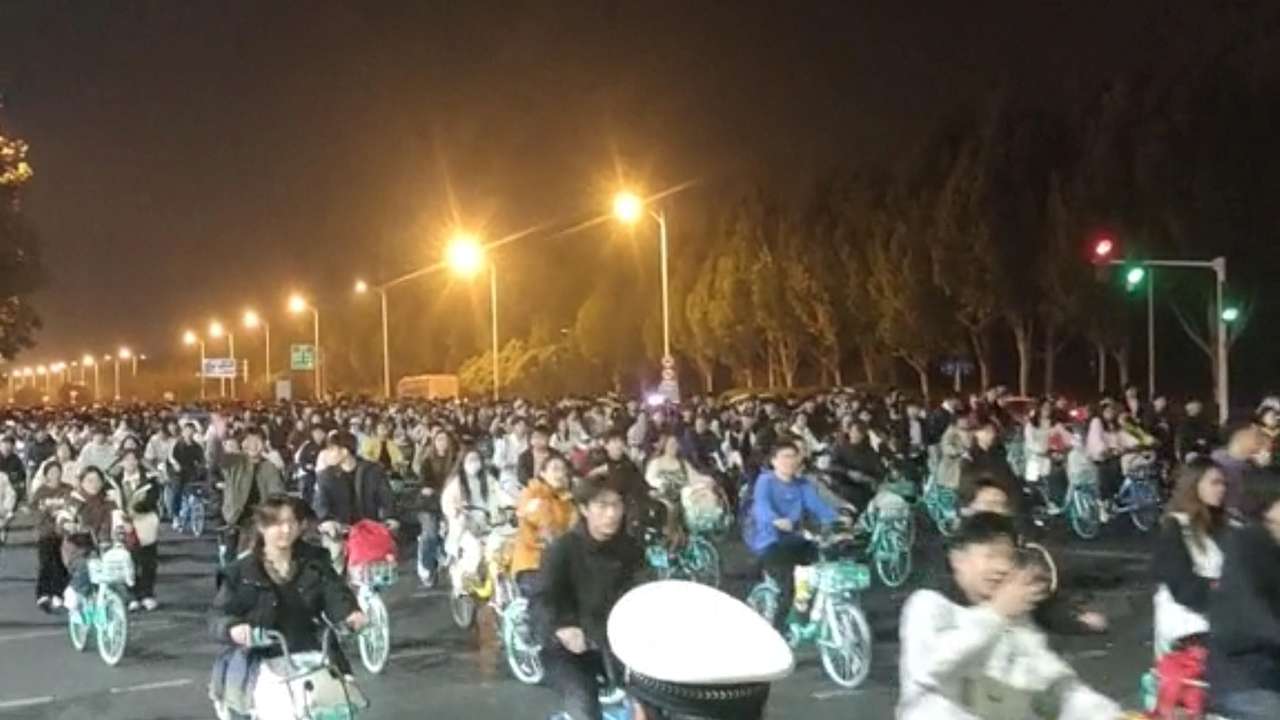 Thousands of students participate in a bike ride to Kaifeng, in search of soup dumplings, causing a highway to be clogged in Zhengzhou