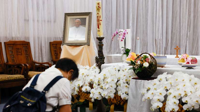People mourn Pope Francis in Taipei