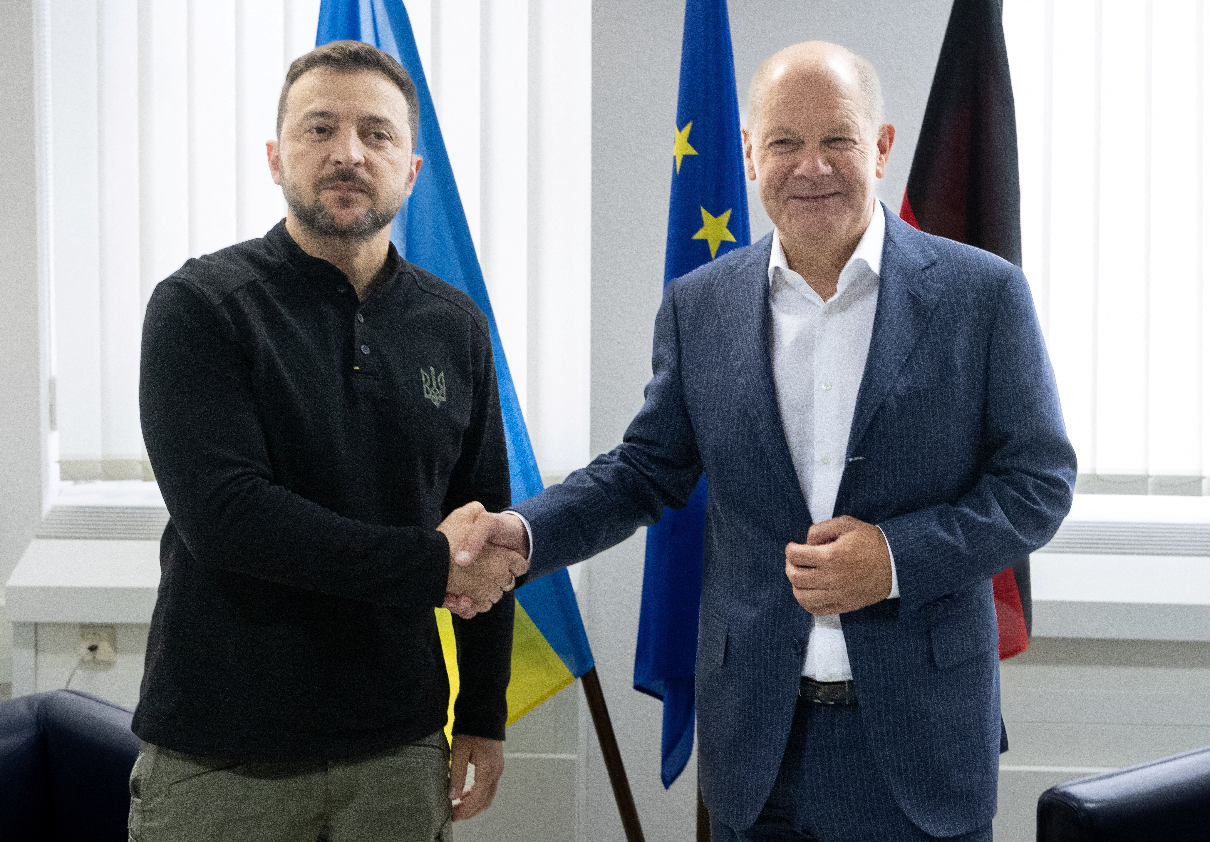 German Chancellor Olaf Scholz and Ukrainian President Volodymyr Zelenskiy meet at the airoprt in Frankfurt