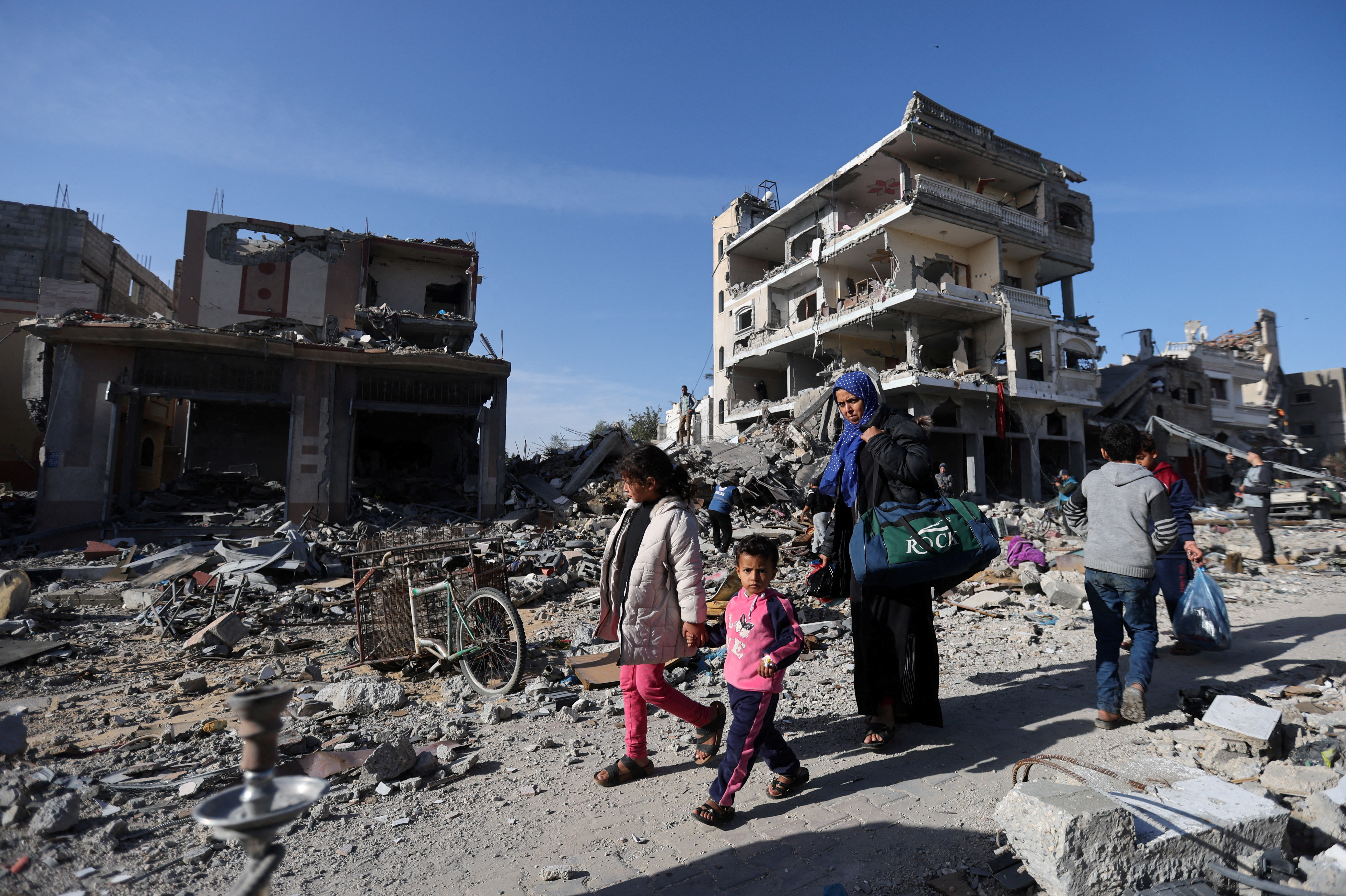 Displaced Palestinians return to their homes