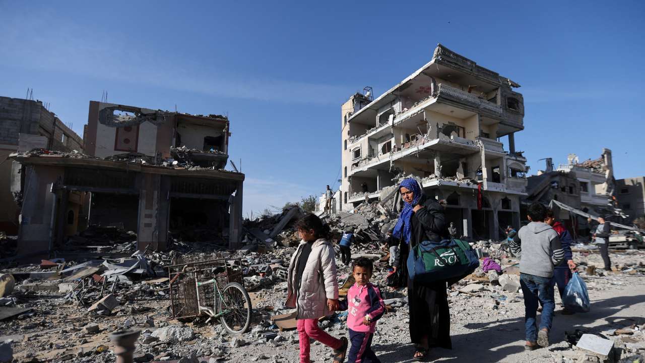 Displaced Palestinians return to their homes